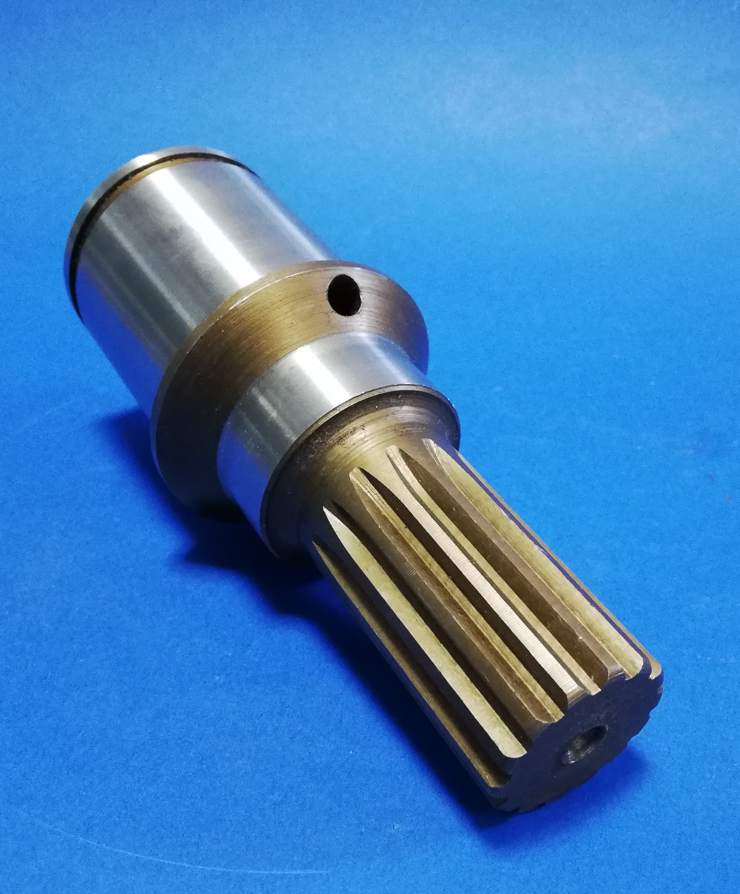 Wałek silnika jazdy – Bobcat 543, 542, 545 (współpracuje z wałkiem 030030A)