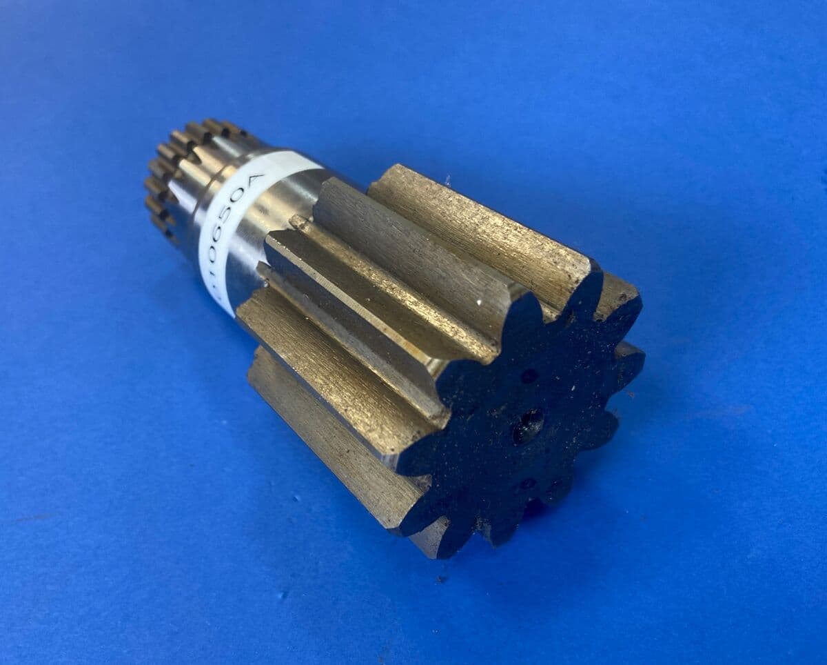 010650A / 528-9304 wałek obrotu Case CX17, Cat 301.6