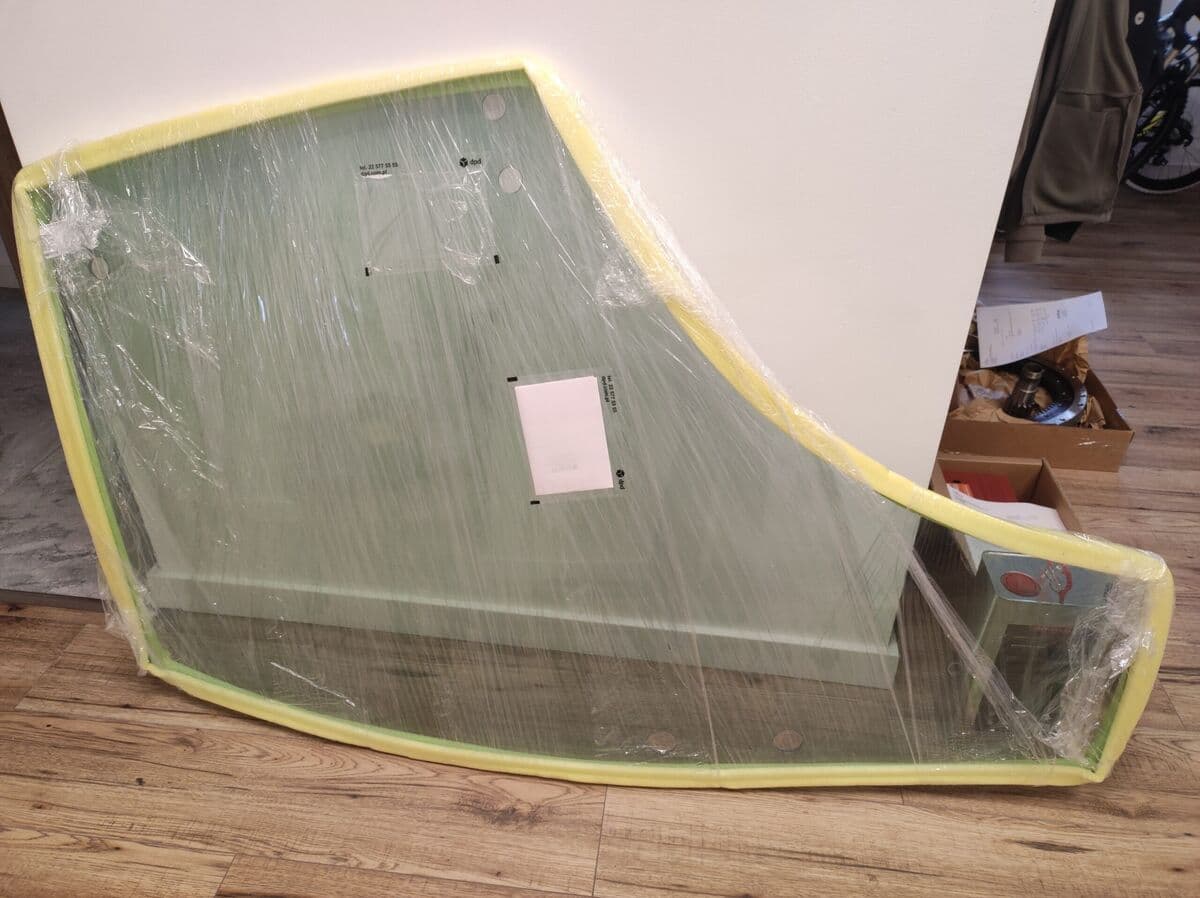 Szyba drzwi lewa ciągnik Kubota