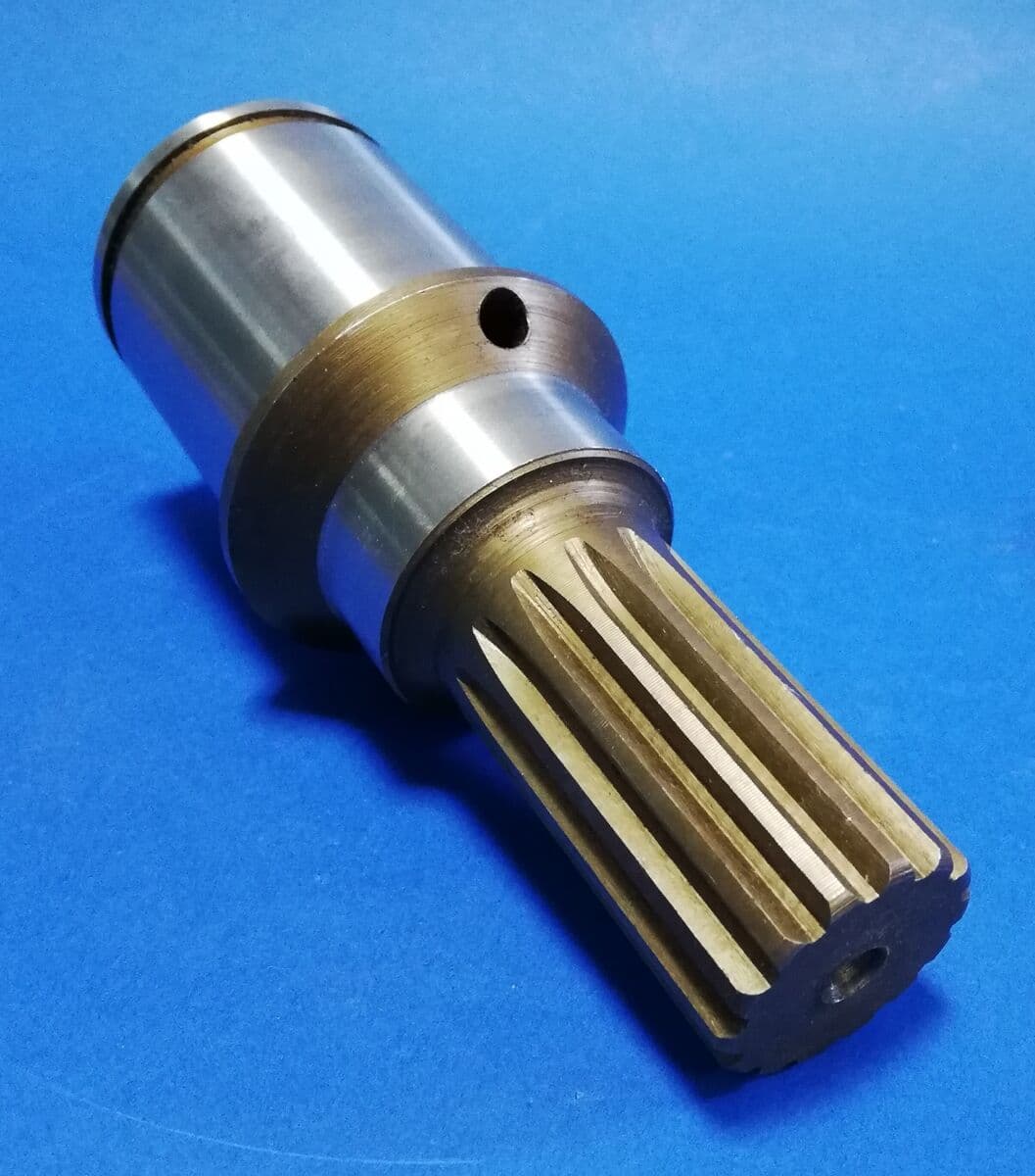 Wałek silnika jazdy – Bobcat 543, 542, 545 (współpracuje z wałkiem 030030A)