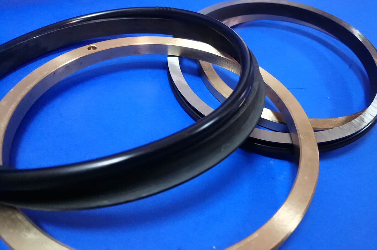 Ślizg silnika jazdy (uszczelnienie pływające) Yanmar B12, B14, B17, Takeuchi TB015