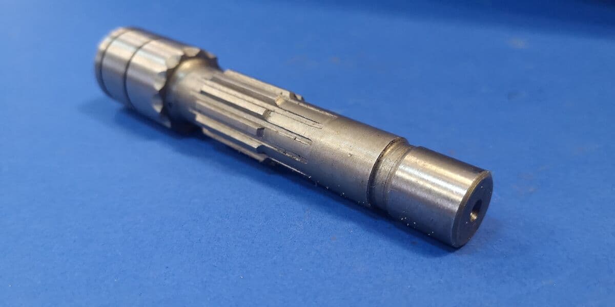 040010A / 6653052 Wałek silnika jazdy do Bobcat 325