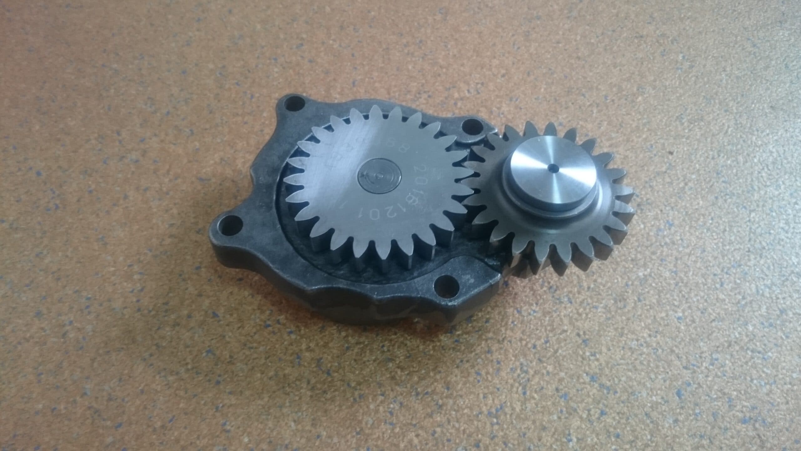 Pompa oleju silnika New Holland B115, Case 580, Iveco.