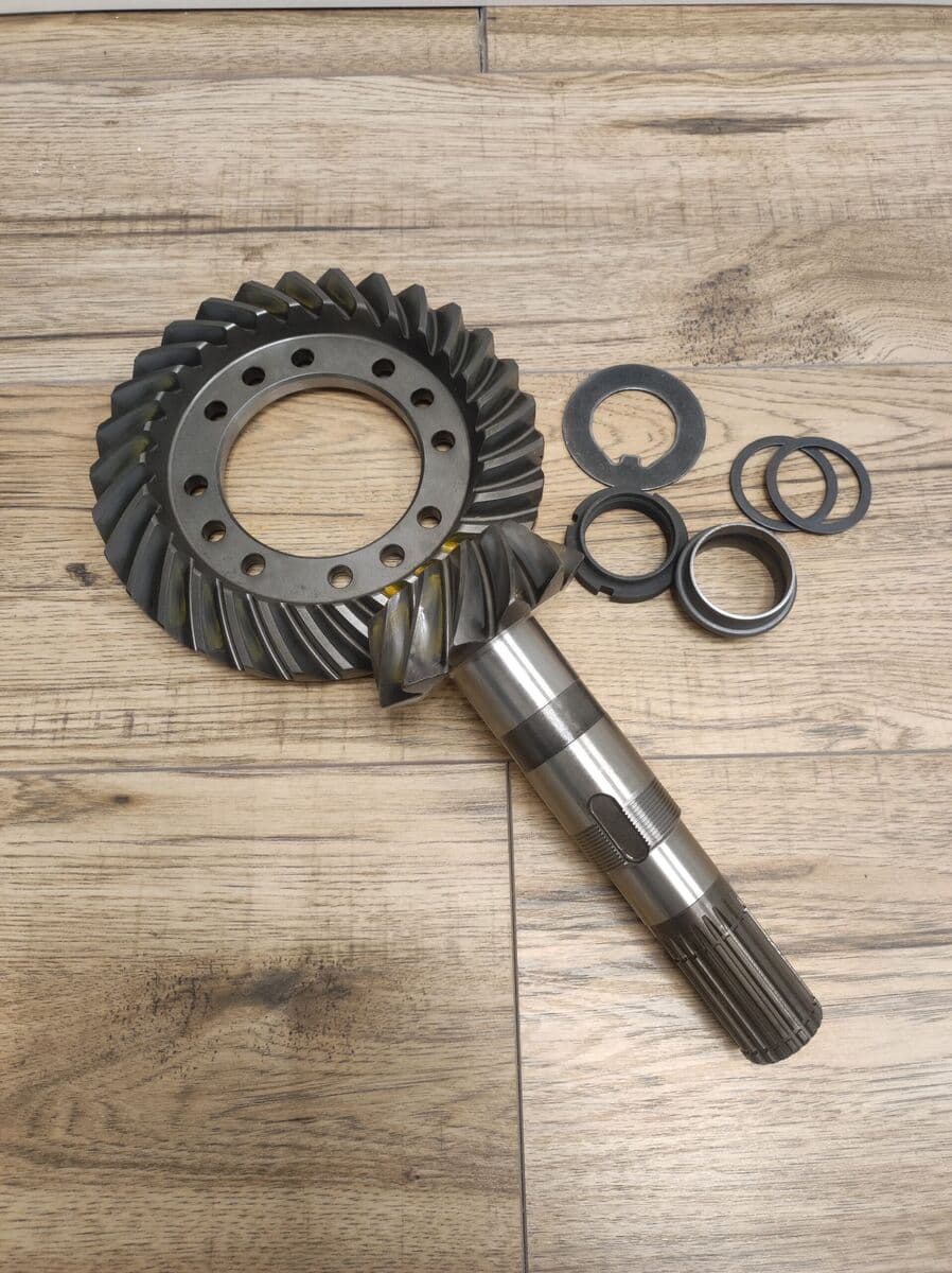 Wałek ataku CAT 906