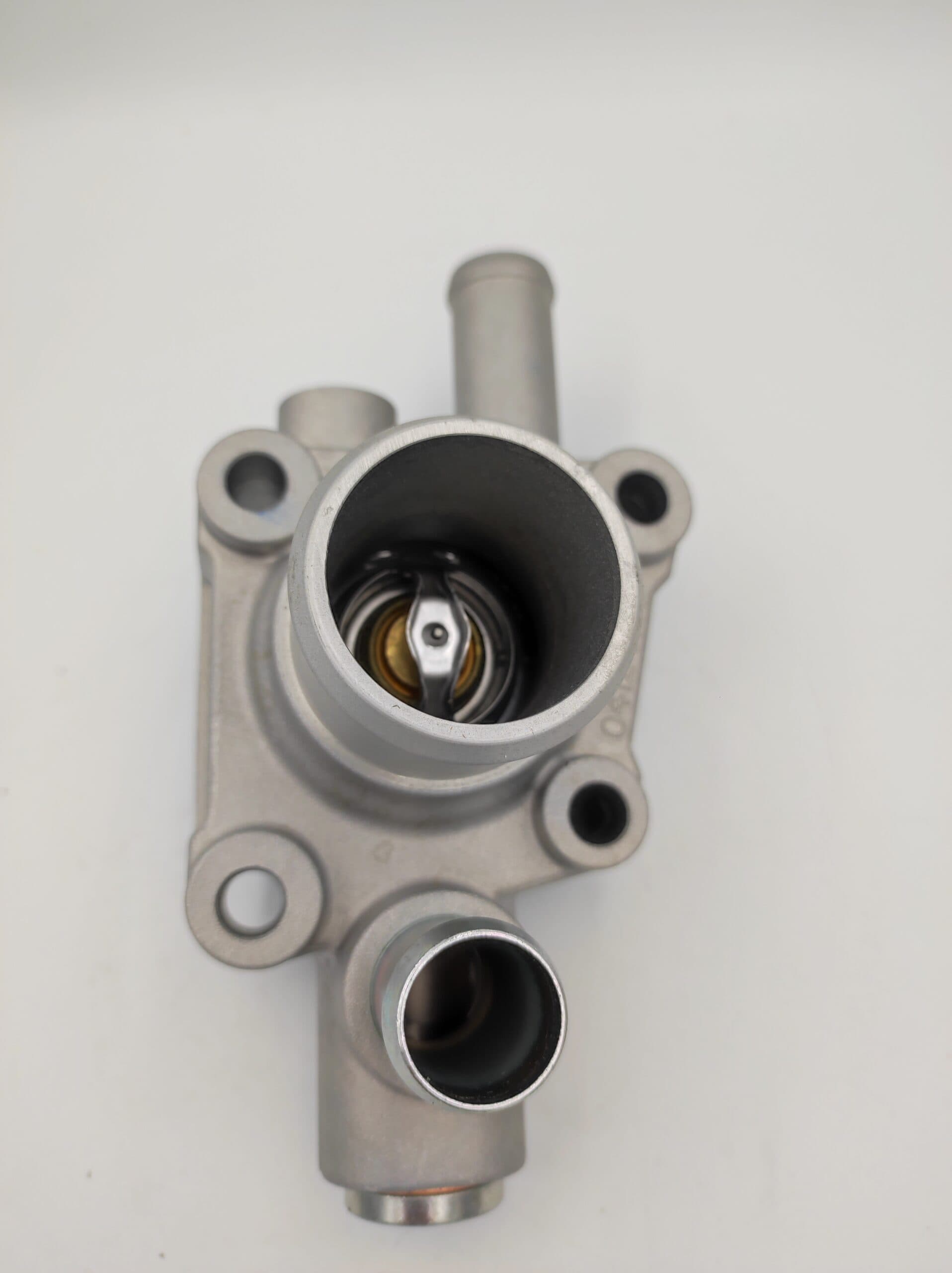 Termostat w obudowie Deutz TCD 3.6L4