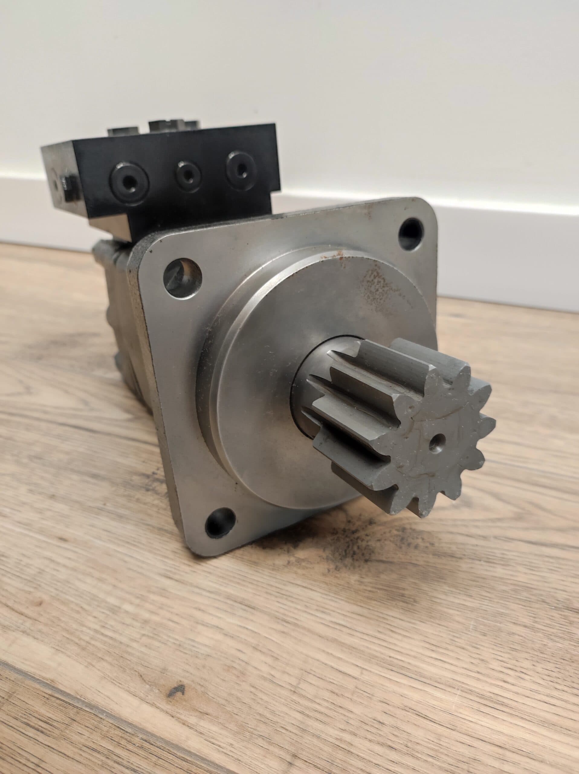 Silnik hydrauliczny obrotu kabiny Yanmar SV15