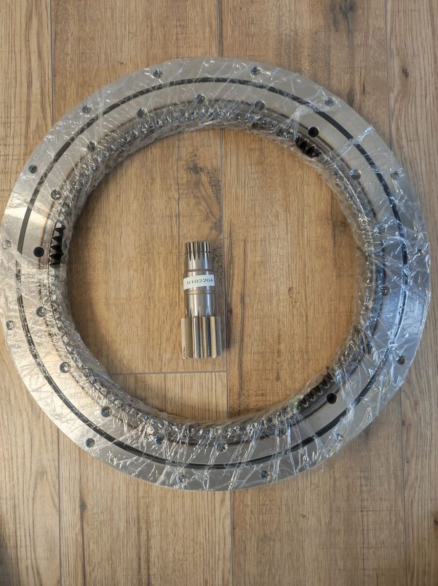 Zestaw wieniec obrotu i wałek obrotu CAT 301.8