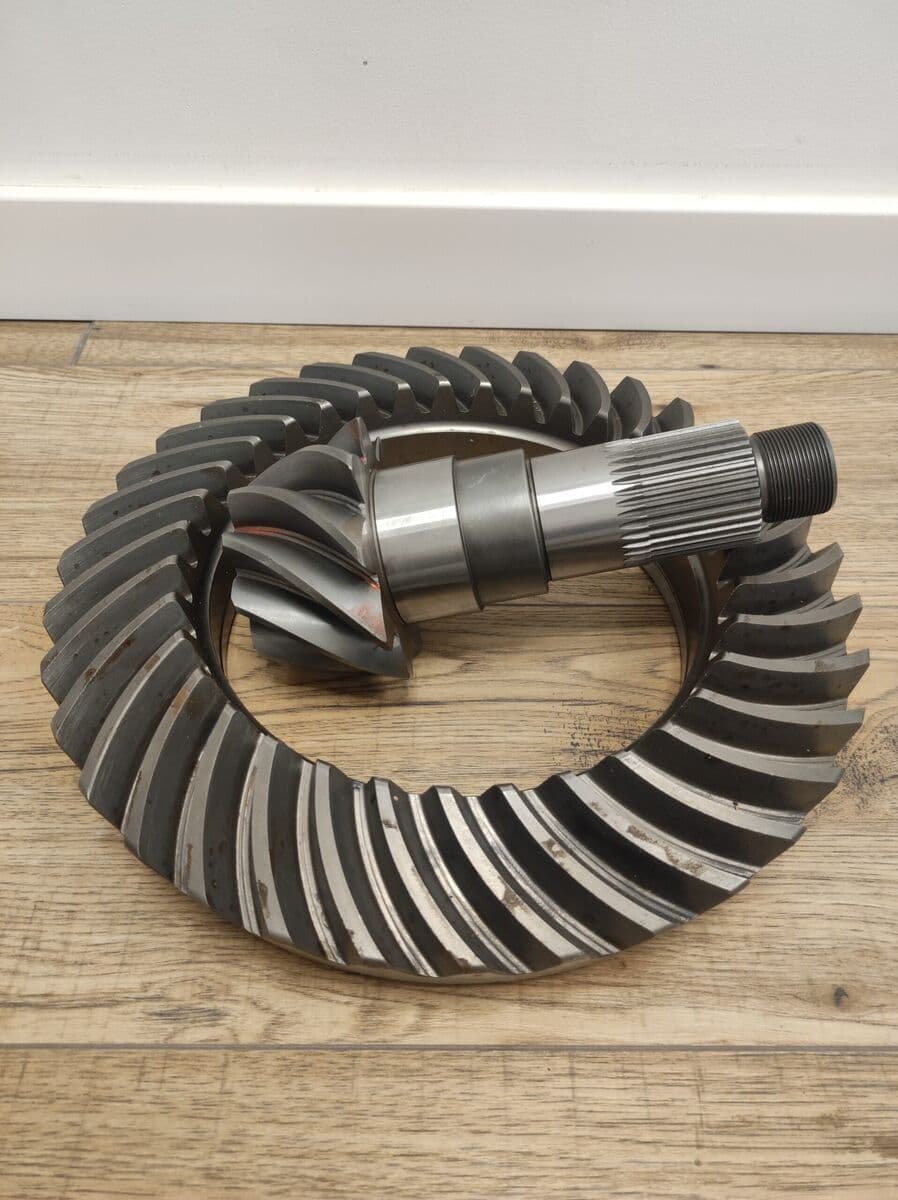 Wałek atakujący z kołem Liebherr L544