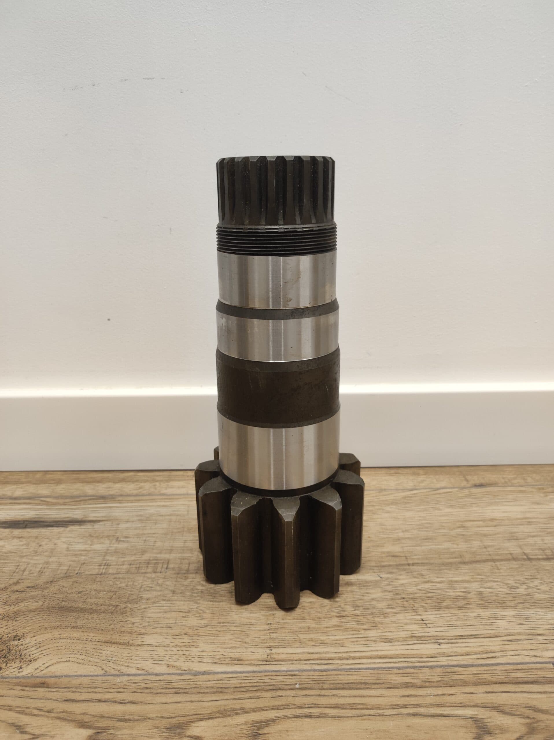 Wał zębaty przekładni obrotu Liebherr 924