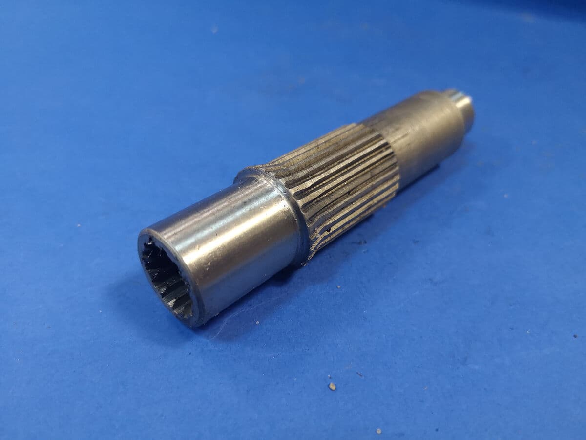 Wałek silnika jazdy Bobcat 325