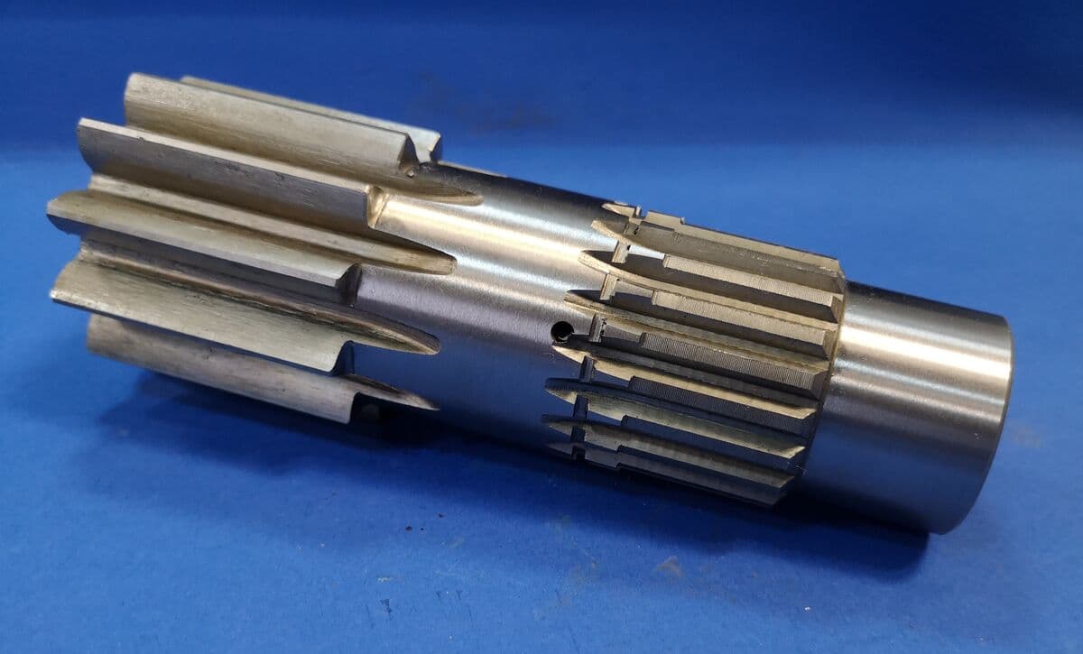 010300A / 0799503 – 0011 Wałek silnika obrotu – Hanix H15, Hitachi ZX16, Hitachi ZX17U-2, Hitachi ZX18-3