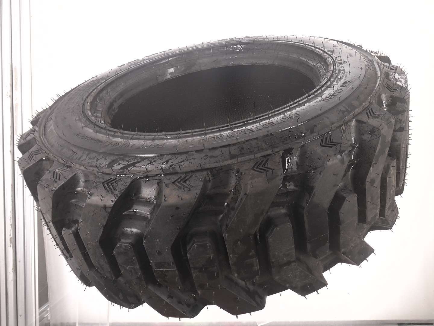 BOBCAT - Opona HEAVY DUTY, 7390217 dla serii 400-500