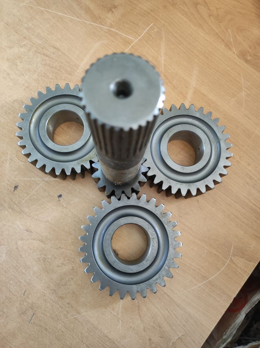 Satellites with shaft for Case 580 SLE final drive