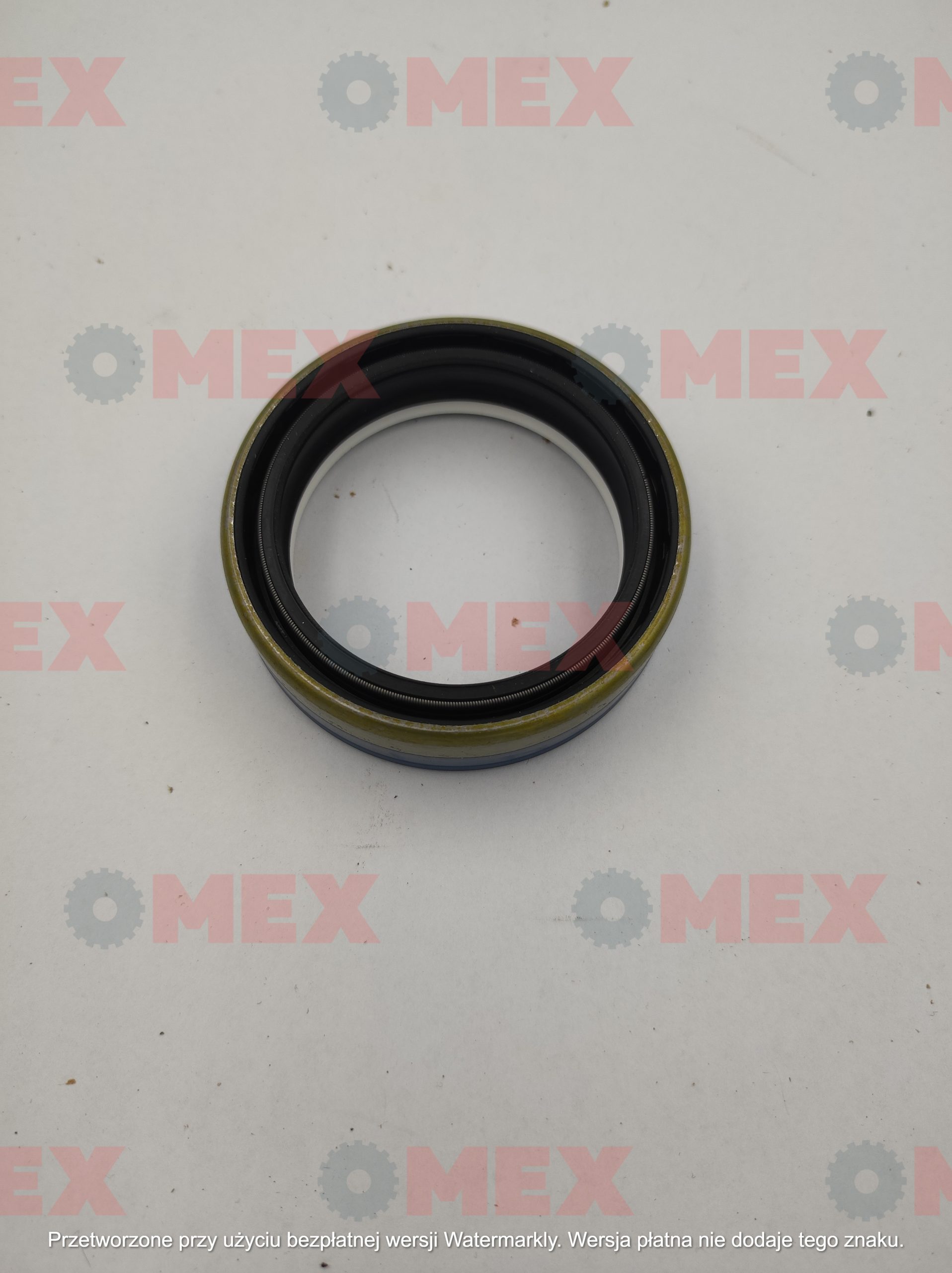 Axle shaft seal in Manitou MLT626 T steering knuckle