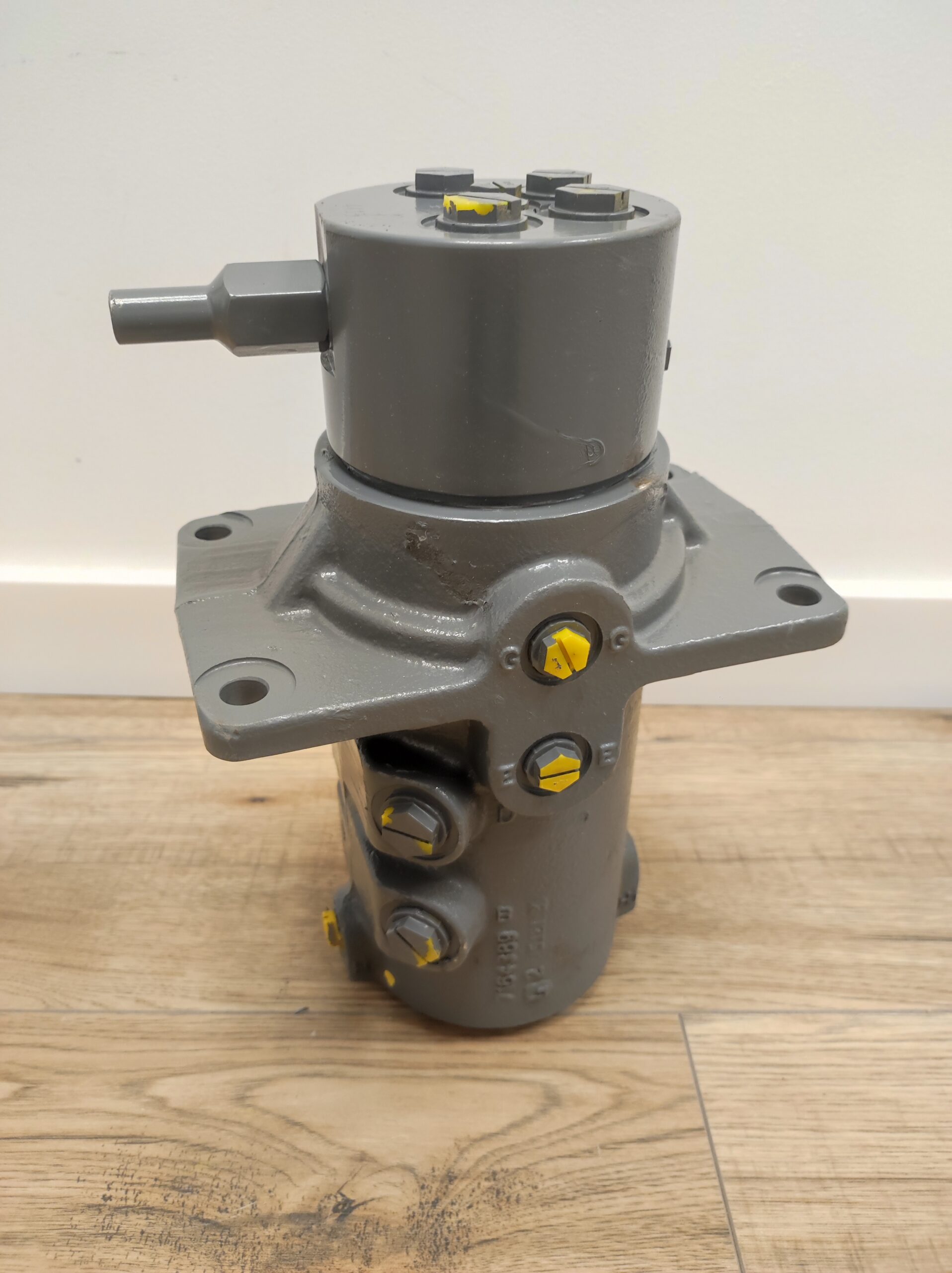 Bobcat E26 swing column